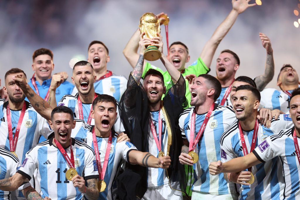 Messi e seus companheiros comemorando a conquista da copa do mundo